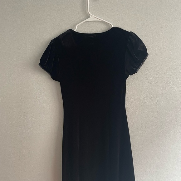 Black dress - Picture 3 of 4